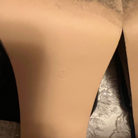 Sleek Square-Toe Leather Mule Slides in Classic Black - Picture 7 of 9